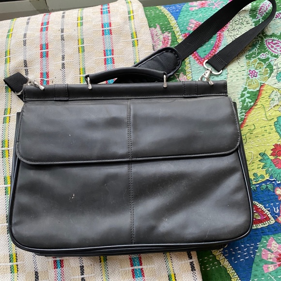 Kenneth Cole Reaction Black Leather Messenger Bag - Picture 3 of 9